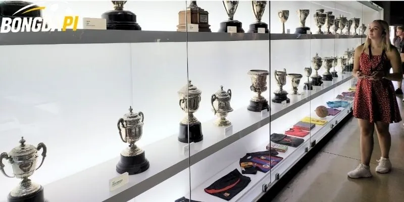 Gói gọn tất cả danh hiệu trên mọi chiến trường của Barca