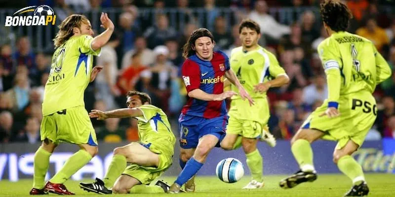 Lionel Messi cũng là nhân vật có cú sút thuộc top 10 bàn thắng đẹp nhất mọi thời đại