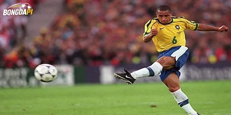 Cú sút lệch trái 35m đầy bản lĩnh và kiến tạo của Roberto Carlos